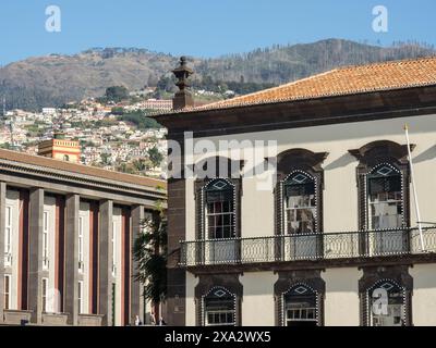 Edificio di stile architettonico classico sullo sfondo di una montagna sotto un cielo blu, Madeira, Portogallo Foto Stock