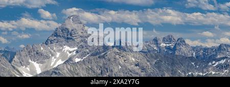 Panorama dal Koblat-Hoehenweg sul Nebelhorn all'Hochvogel, 2592 m, Alpi Allgaeu, Allgaeu, Baviera, Germania Foto Stock