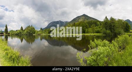 Rubihorn, 1957m, Gaisalphorn, 1953m, e Schattenberg, 1845 m, Moorweiher, vicino a Oberstdorf, Oberallgaeu, Allgaeu, Baviera, Germania Foto Stock