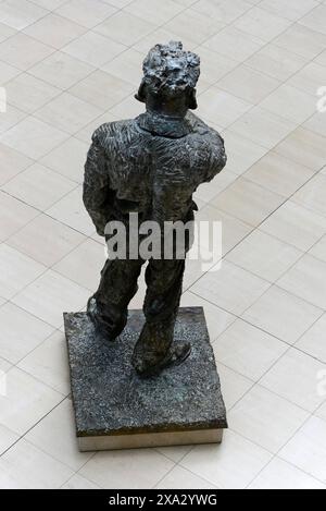 Scultura in bronzo di un uomo in piedi visto da dietro, Willy-Brandt-Haus, sede SPD, Berlino, Berlino, Germania Foto Stock