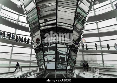 La cupola del Reichstag di Berlino. L'architetto Sir Norman Foster progettò la struttura in acciaio e vetro. Berlino, Berlino, Germania, Europa, gente Foto Stock