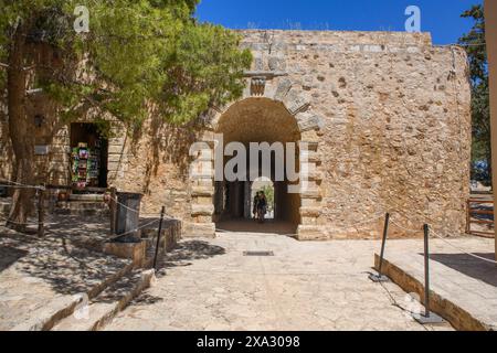 Vista della porta principale d'ingresso principale dall'interno delle rovine della fortezza storica Fortetza Fortezza di Rethymno costruita dalla Repubblica di Venezia in Foto Stock