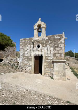 Piccola cappella greco-ortodossa moderna, la chiesa di Agia Ekaterini sul sito delle rovine della storica fortezza Fortetza Fortezza di Rethymno costruita dal Foto Stock