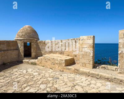 Torre di guardia rotonda e muro con fessura merlata per cannoni una delle 10 torri di guardia rotonde della storica fortezza Fortetza Fortezza di Rethymno costruita da Foto Stock