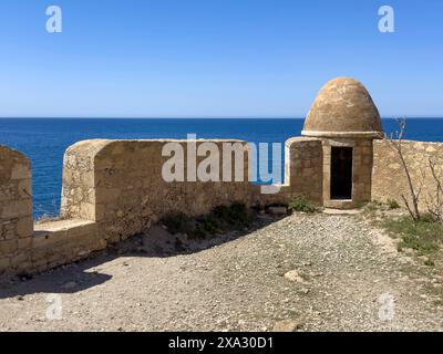 Torre di guardia rotonda e muro con fessura merlata per cannoni una delle 10 torri di guardia rotonde della storica fortezza Fortetza Fortezza di Rethymno costruita da Foto Stock