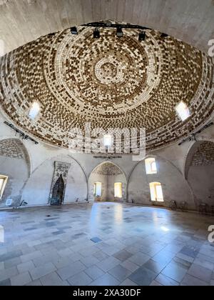 Vista dell'interno dell'edificio a cupola dell'ex Moschea del Sultano Ibrahim con soffitto a mosaico nella cupola costruita nel 1646 dopo la conquista ottomana di Creta nell'ex sito Foto Stock