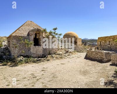 Parte anteriore sinistra, ex camera delle munizioni, centro, edificio a cupola sul retro della moschea abbandonata sul sito della storica fortezza Fortetza Fortezza di Rethymno costruita Foto Stock