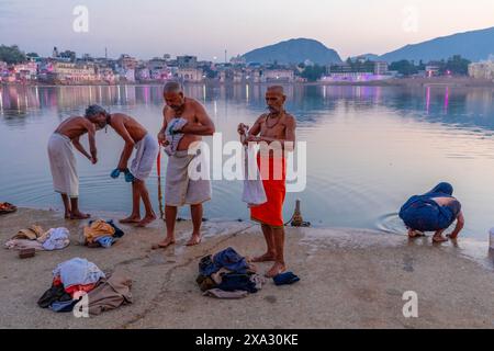 Pellegrini al lago Pushkar all'alba, Pushkar, Rajasthan, India, Asia meridionale. Foto Stock