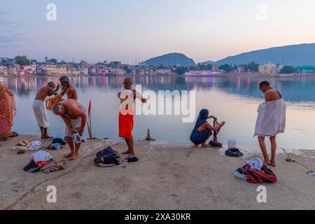 Pellegrini al lago Pushkar all'alba, Pushkar, Rajasthan, India, Asia meridionale. Foto Stock