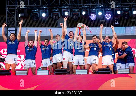 Madrid, Madrid, Spagna. 2 giugno 2024. La squadra maschile francese celebra la vittoria dell'HSBC Madrid Rugby Sevens allo stadio Civitas Metropolitano il 2 giugno 2024 a Madrid, Spagna. (Credit Image: © Alberto Gardin/ZUMA Press Wire) SOLO PER USO EDITORIALE! Non per USO commerciale! Foto Stock