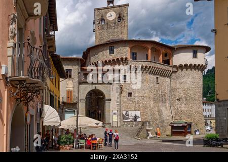 Il castello nel centro storico di Castelnuovo di Garfagnana, Castelnuovo, Lucca, Toscana, Italia, Europa meridionale Foto Stock