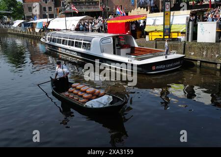 Il formaggio viene trasportato durante un tradizionale mercato olandese del formaggio il venerdì in Olanda. Alkmaar, Paesi Bassi Foto Stock
