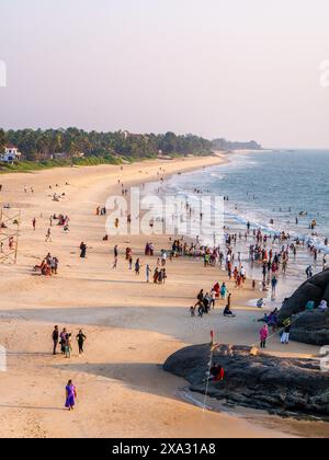 Udupi, INDIA - 26 dicembre 2024: Veduta aerea del turista che gode della spiaggia del Mar Arabico con sabbia e acqua blu. Spiaggia di Kapu a Karnataka. Foto Stock