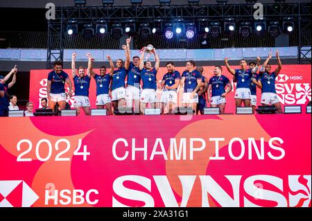 Madrid, Madrid, Spagna. 2 giugno 2024. La squadra maschile francese celebra la vittoria dell'HSBC Madrid Rugby Sevens allo stadio Civitas Metropolitano il 2 giugno 2024 a Madrid, Spagna. (Credit Image: © Alberto Gardin/ZUMA Press Wire) SOLO PER USO EDITORIALE! Non per USO commerciale! Foto Stock