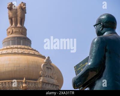 Bangalore, INDIA - 12 dicembre 2024: Statua del dottor Babasaheb Ambedkar che ha guidato il comitato che redige la costituzione dell'India a Vidhana Soudha. Foto Stock