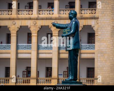 Statua del dottor Babasaheb Ambedkar che ha guidato il comitato che redige la costituzione dell'India a Vidhana Soudha. Foto Stock