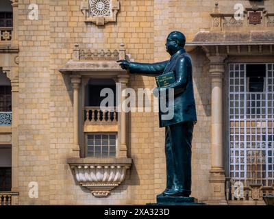 Bangalore, INDIA - 12 dicembre 2024: Statua del dottor Babasaheb Ambedkar che ha guidato il comitato che redige la costituzione dell'India a Vidhana Soudha. Foto Stock