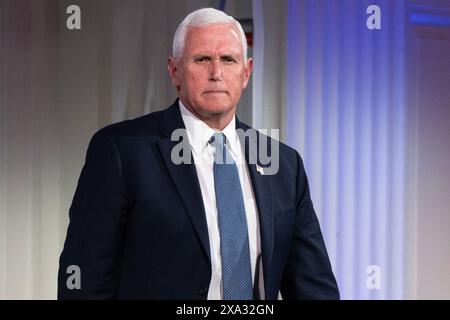 L'ex vicepresidente Mike Pence ha visto dopo aver parlato durante un'intervista con il caporedattore Zvika Klein alla conferenza Jerusalem Post al 583 Park Avenue a New York il 3 giugno 2024 Foto Stock