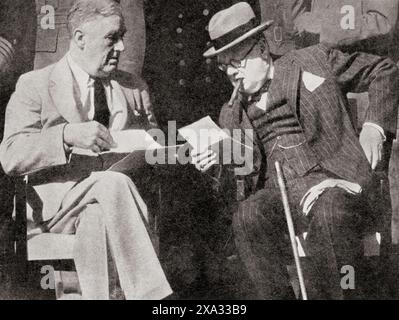 Il presidente Roosevelt e Winston Churchill alla Conferenza degli Alleati a Casablanca, Marocco francese, il 14 gennaio 1943. Franklin Delano Roosevelt, 1882 – 1945, alias FDR. Politico americano, 32° presidente degli Stati Uniti. Sir Winston Leonard Spencer-Churchill, 1874 – 1965. Politico britannico, ufficiale dell'esercito, scrittore e due volte primo ministro del Regno Unito. Da The War in Pictures, quarto anno. Foto Stock