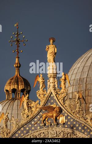 Venezia, Provincia di Venezia, regione Veneto, Italia. Statua di San Marco circondata da angeli sopra la basilica di San Marco. San Marco è il santo patrono di VE Foto Stock