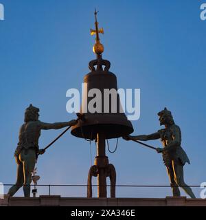 Venezia, Provincia di Venezia, regione Veneto, Italia. Le due figure di bronzo conosciute come i Mori in cima alla Torre dell'Orologio in Piazza San Marco. Venezia è una UNES Foto Stock