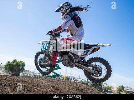 01 giugno 2024 Sacramento, CA USA Malcolm Stewart Rockstar Energy Husqvarna Factory Racing (27) Prendi aria in arrivo alla curva 29 durante il campionato Pro Motocross 450 a Hangtown Classic Sacramento, CA Thurman James/CSM Foto Stock