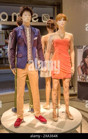 Due manichini di moda asiatici in un negozio di Montreal Foto Stock