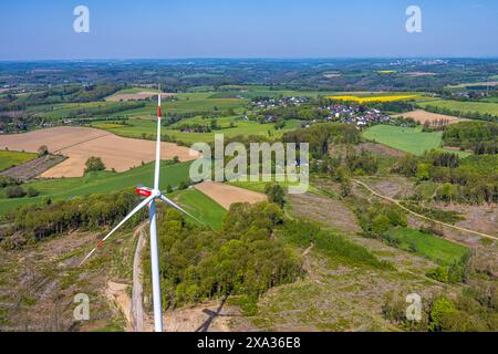 Vista aerea, turbina eolica AVU vicino a Brantener Straße, cantiere con nuovo edificio, area forestale Landwehr con danni forestali, paesaggio collinare Foto Stock