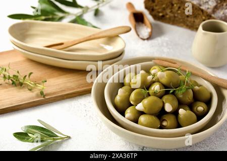 Olive verdi ripiene di mandorle in piccole ciotole Foto Stock