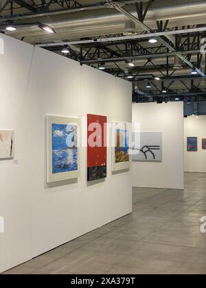 Cremona Italia - 22 marzo 2024 opere d'arte colorate che mostrano diversi stili di artisti emergenti in occasione di un evento di arte contemporanea italiana Foto Stock