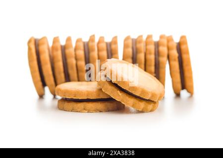 Sandwich con ripieno di panna isolato su sfondo bianco. Foto Stock