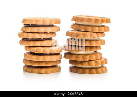 Sandwich con ripieno di panna isolato su sfondo bianco. Foto Stock