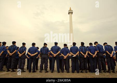 I membri della squadra antincendio di Giacarta ricevono un briefing presso il Monumento Nazionale nel centro di Giacarta, Giacarta, Indonesia. Foto Stock