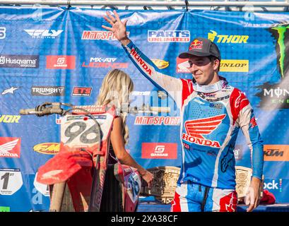 01 giugno 2024 Sacramento, CA USA Hunter Lawrence Team Honda HRC(96)ondata ai tifosi dopo il Campionato Pro Motocross 450 a Hangtown Classic Sacramento, CA Thurman James / CSM Foto Stock