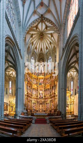 Astorga, Spagna - 12 aprile 2024: Veduta della navata centrale della Cattedrale di Santa Maria ad Astorga Foto Stock