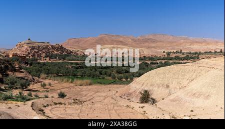 Ait Benhaddou, Marocco - 14 marzo 2024: Paesaggio panoramico del villaggio di Ait Benhaddou nel deserto marocchino Foto Stock