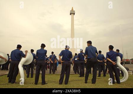 I membri del corpo musicale della squadra antincendio di Giacarta ricevono un briefing presso il Monumento Nazionale nel centro di Giacarta, Giacarta, Indonesia. Foto Stock