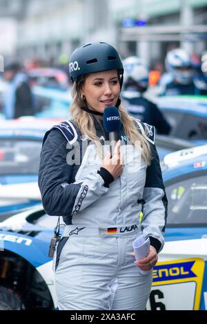 Laura Papendick (RTL Nitro TV Moderatorin), GER, 52. ADAC Ravenol 24h Nuerburgring, 24 Stunden Rennen, 02.06.2024 foto: Eibner-Pressefoto/Michael Memmler Foto Stock