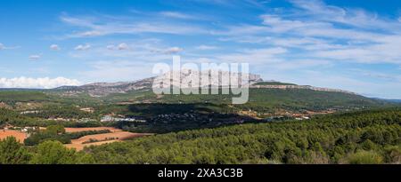 Vista panoramica della Montagne Sainte-Victoire, una cresta di montagna calcarea che si estende per 18 km, 11 miglia, tra i dipartimenti di Bouches-du-Rhône A. Foto Stock