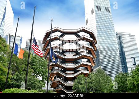 Vista accattivante di un moderno edificio di New York a Hudson Yards, con architettura all'avanguardia, West Side di Manhattan, maggio 2024, Stati Uniti, America Foto Stock