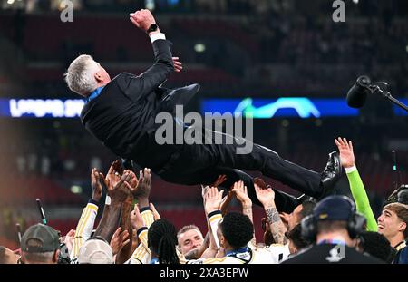 Fussball, finale di Champions League, Saison 2023/2024, Wembley Stadium Londra: BOR. Dortmund - Real Madrid 0:2; Cheftrainer Carlo Ancelotti (RMA) Wird von seinen Spielern in Die Luft geworfen. Jubel, Freude, Aktion. LE NORMATIVE UEFA VIETANO QUALSIASI USO DI FOTOGRAFIE COME SEQUENZE DI IMMAGINI E/O QUASI-VIDEO Foto Stock