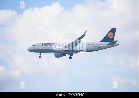 02.06.2024, Berlino, Germania, Europa - aeromobile passeggeri Lufthansa Airbus A320-214 con immatricolazione D-AIWA si avvicina all'aeroporto di Berlino-Brandeburgo. Foto Stock