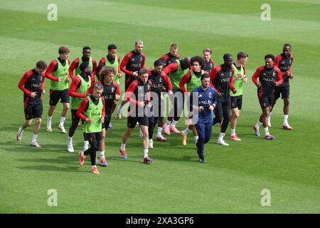 Tubize, Belgio. 4 giugno 2024. I giocatori del Belgio sono stati fotografati durante una sessione di allenamento della nazionale belga dei Red Devils, presso il centro di allenamento della Royal Belgian Football Association a Tubize, martedì 04 giugno 2024. Domani i Red Devils giocheranno un'amichevole contro il Montenegro, in preparazione dei prossimi Campionati europei di Euro 2024 in Germania. BELGA PHOTO VIRGINIE LEFOUR credito: Belga News Agency/Alamy Live News Foto Stock