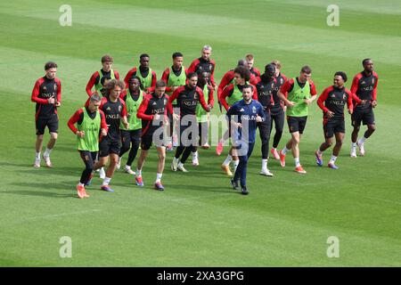 Tubize, Belgio. 4 giugno 2024. I giocatori del Belgio sono stati fotografati durante una sessione di allenamento della nazionale belga dei Red Devils, presso il centro di allenamento della Royal Belgian Football Association a Tubize, martedì 04 giugno 2024. Domani i Red Devils giocheranno un'amichevole contro il Montenegro, in preparazione dei prossimi Campionati europei di Euro 2024 in Germania. BELGA PHOTO VIRGINIE LEFOUR credito: Belga News Agency/Alamy Live News Foto Stock