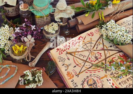 Mystic Still Life con magici libri di incantesimi, rotoli di carta e oggetti rituali strepitosi sul vecchio tavolo. Concetto occulto, esoterico, wicca e divinazione. No Foto Stock