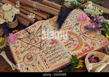 Mystic Still Life con magici libri di incantesimi, rotoli di carta e oggetti rituali strepitosi sul vecchio tavolo. Concetto occulto, esoterico, wicca e divinazione. No Foto Stock