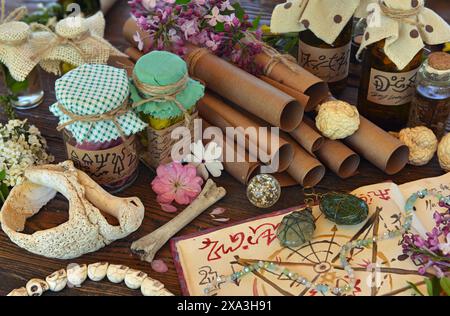 Mystic Still Life con magici libri di incantesimi, rotoli di carta e oggetti rituali strepitosi sul vecchio tavolo. Concetto occulto, esoterico, wicca e divinazione. No Foto Stock