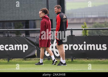 Tubize, Belgio. 4 giugno 2024. Arthur Theate belga e Jan Vertonghen belga nella foto durante una sessione di allenamento della nazionale belga di calcio Red Devils, presso il centro di allenamento della Royal Belgian Football Association a Tubize, martedì 4 giugno 2024. Domani i Red Devils giocheranno un'amichevole contro il Montenegro, in preparazione dei prossimi Campionati europei di Euro 2024 in Germania. BELGA PHOTO VIRGINIE LEFOUR credito: Belga News Agency/Alamy Live News Foto Stock