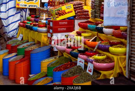 Negozio di medicina tradizionale, bazar Vakil, Shiraz, Iran. Foto Stock