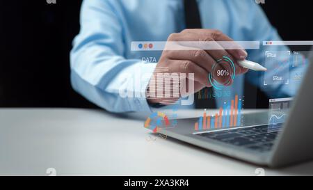 L'uomo d'affari utilizza i computer per analizzare le attività aziendali e gestire i dati aziendali, l'analisi aziendale con grafici, metriche e KPI per migliorare la pe organizzativa Foto Stock